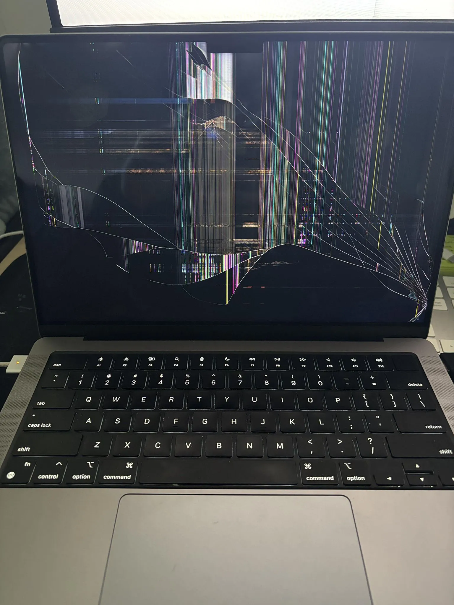 Cracked laptop screen repair service - professional screen replacement for all laptop brands